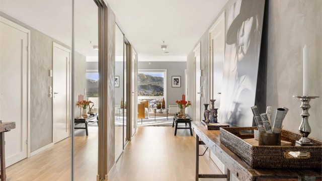 Entre/gang gir et godt førsteinntrykk av leiligheten og har en stor praktisk skyvedørsgarderobe samt bod med gode oppbevaringsmuligheter.