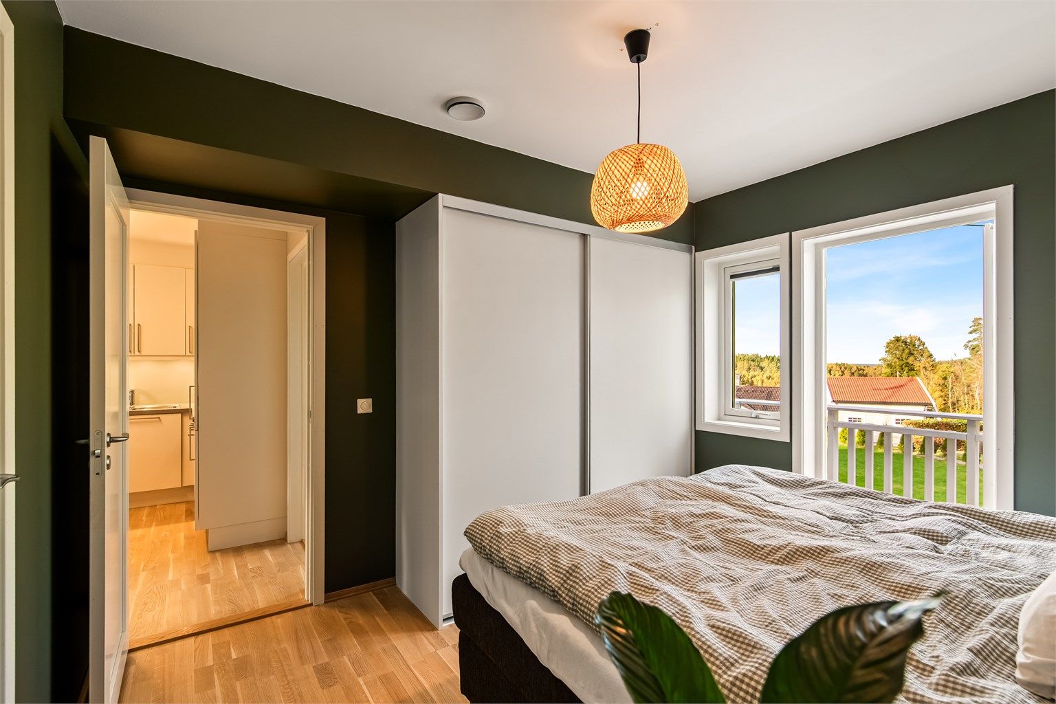 Hovedsoverommet har romslig skyvedørsgarderobe og utgang til balkong.