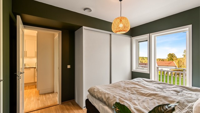 Hovedsoverommet har romslig skyvedørsgarderobe og utgang til balkong.