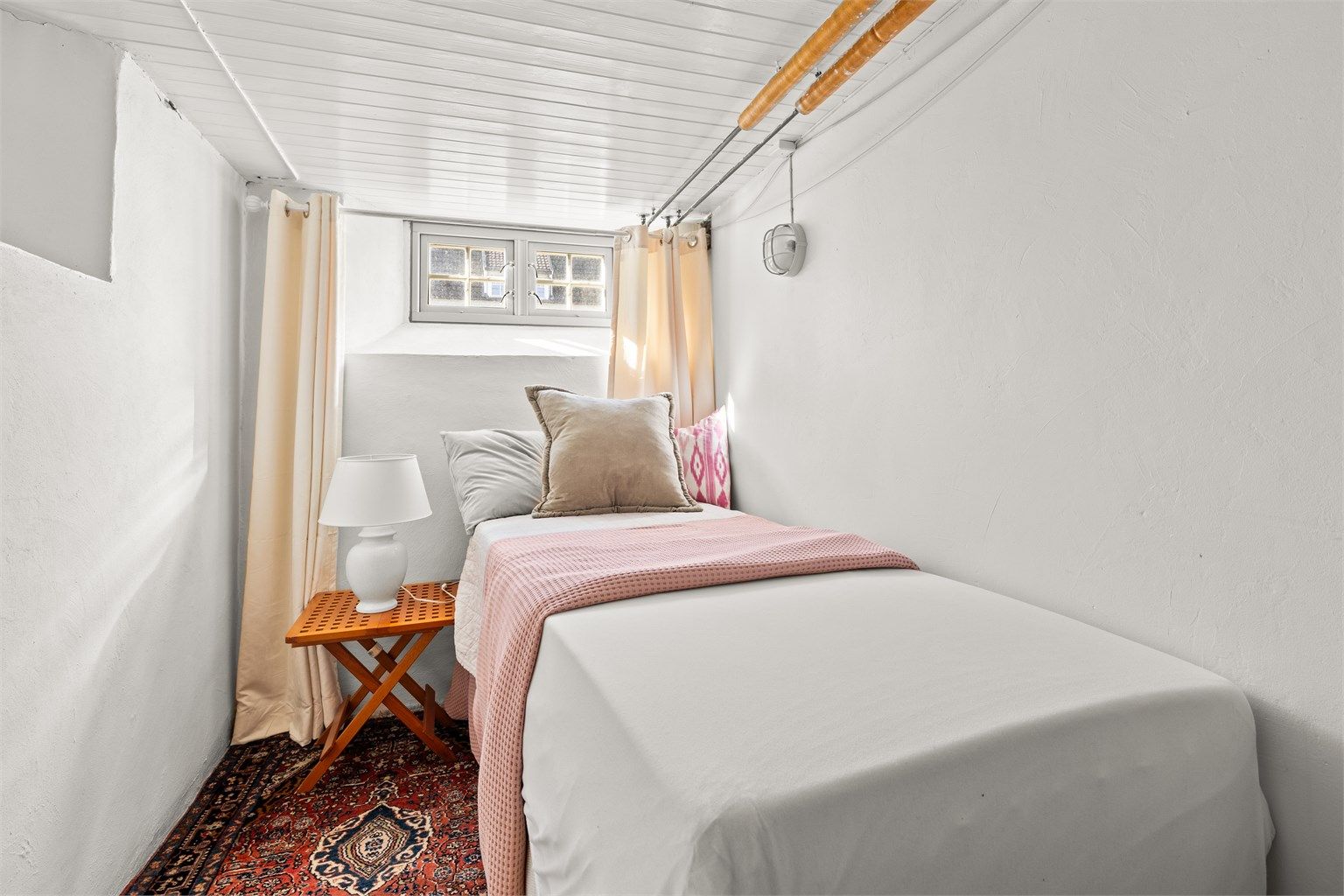 Bod innredet som soverom (ikke byggemeldt/godkjent for varig opphold)