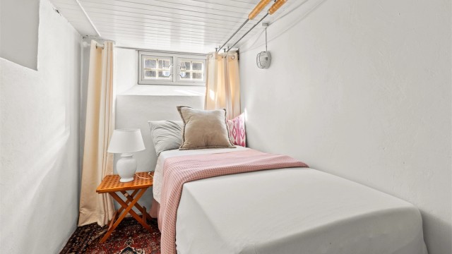 Bod innredet som soverom (ikke byggemeldt/godkjent for varig opphold)