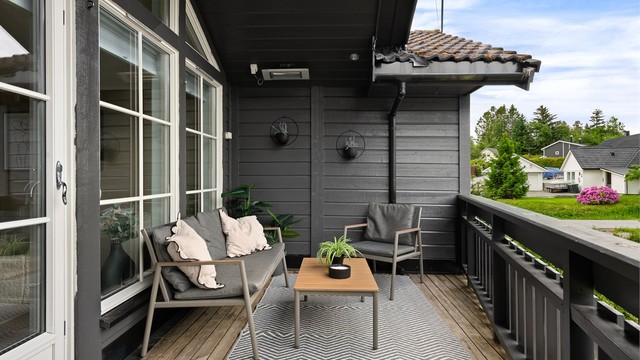 Vestvendt balkong med plass til en hyggelig sittegruppe.