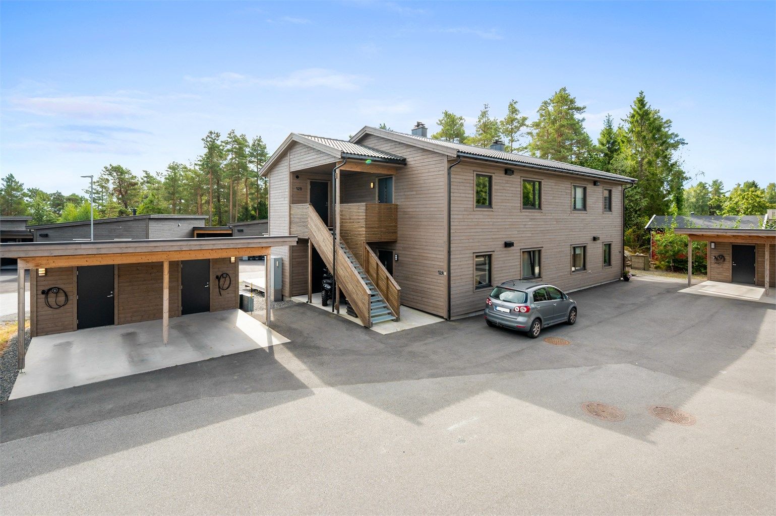 Det medfølger parkeringsplass i carport med elbillader og en tilhørende bod. Terrasse med overbygg ved inngangspartiet.