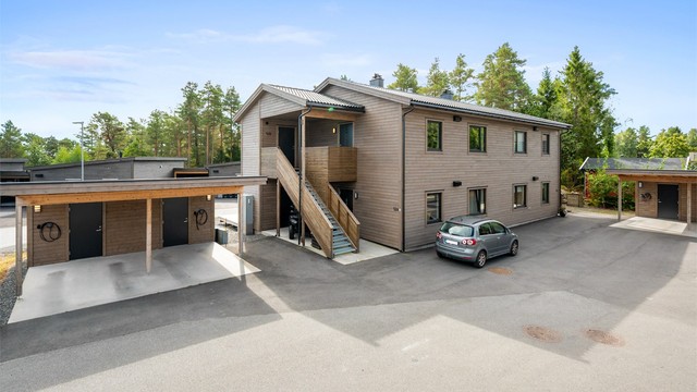 Det medfølger parkeringsplass i carport med elbillader og en tilhørende bod. Terrasse med overbygg ved inngangspartiet.