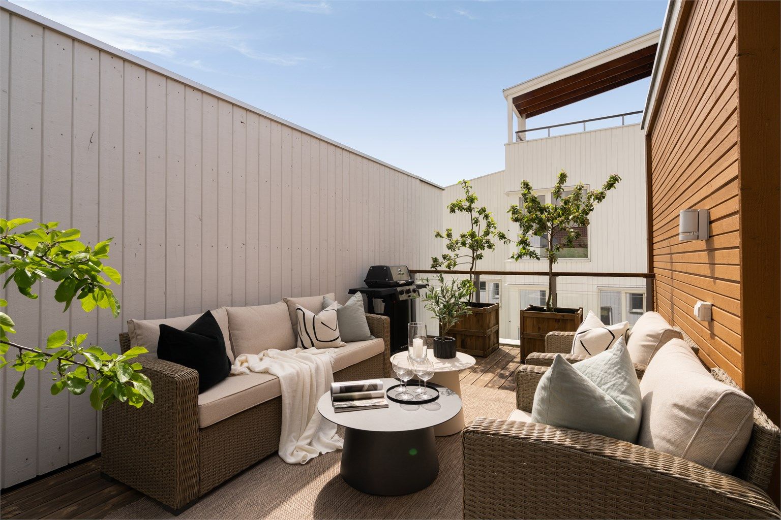 Solrik og fin takterrasse med rikelig plass til hagemøbler. 