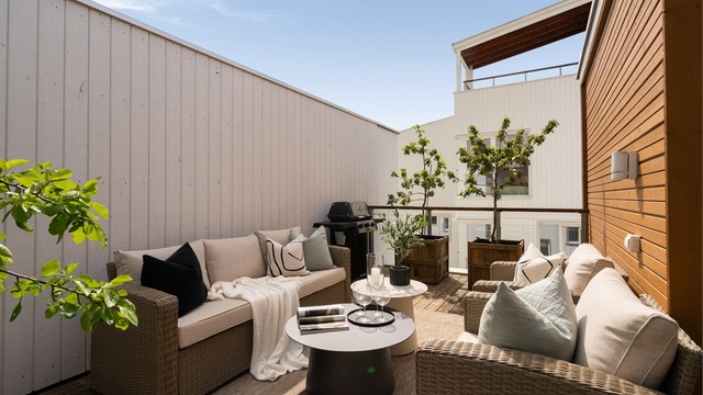 Solrik og fin takterrasse med rikelig plass til hagemøbler.