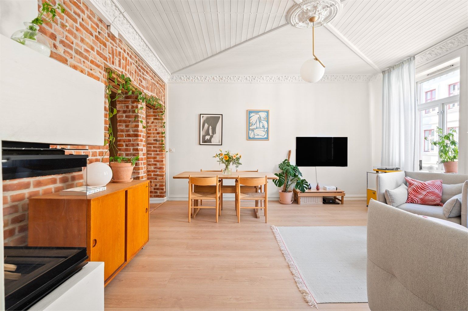 Dette er en sosial 4-roms leilighet med gjennomgående planløsning og en god romfølelse.