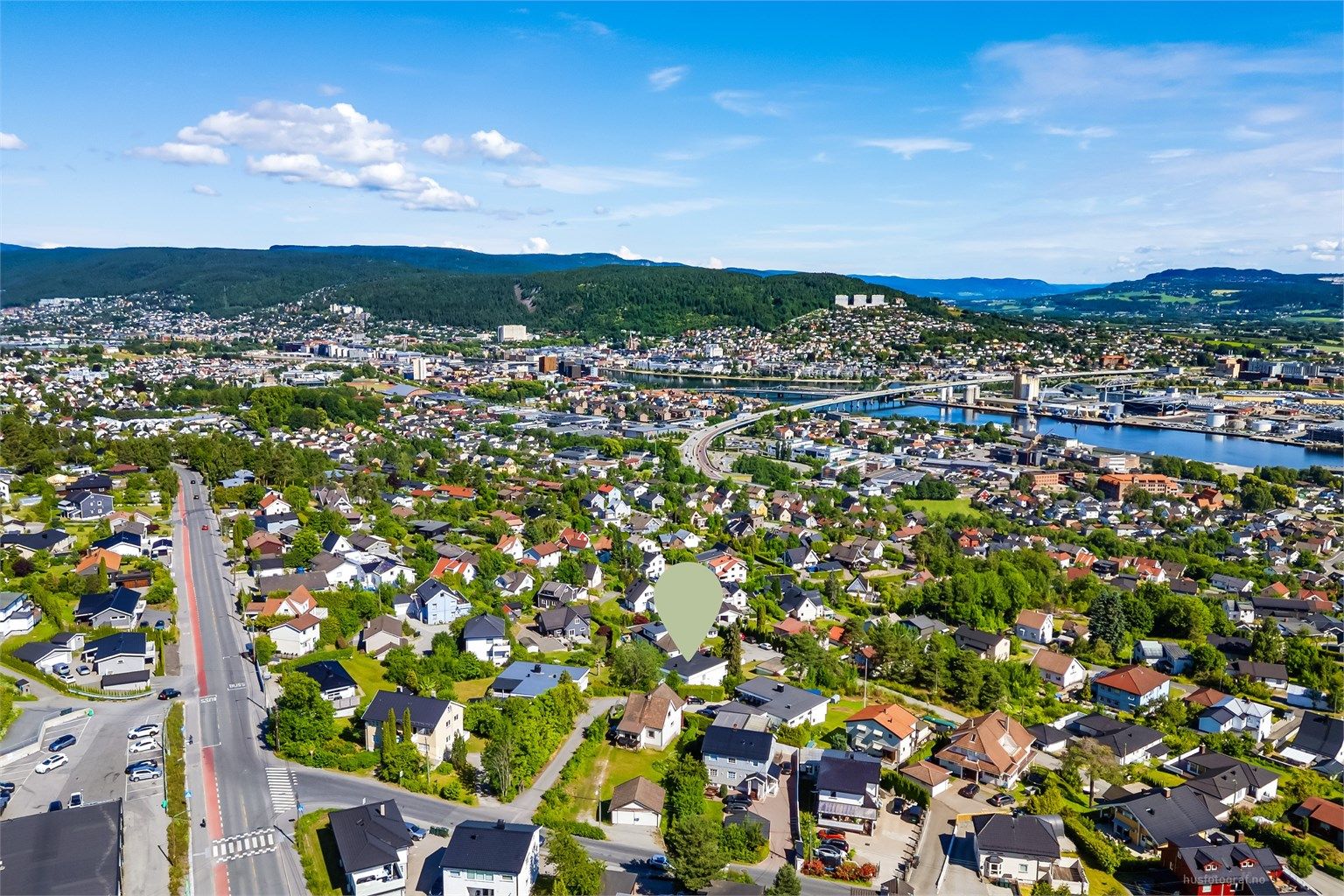 Gode bussforbindelser med hyppige avganger til Drammen sentrum, kort gangavstand til bussholdeplass langs Austadveien.
