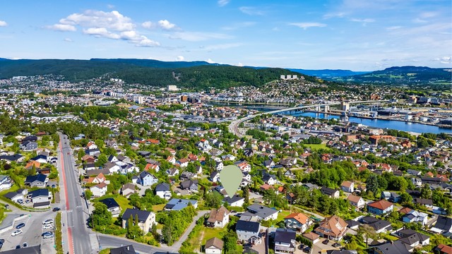 Gode bussforbindelser med hyppige avganger til Drammen sentrum, kort gangavstand til bussholdeplass langs Austadveien.
