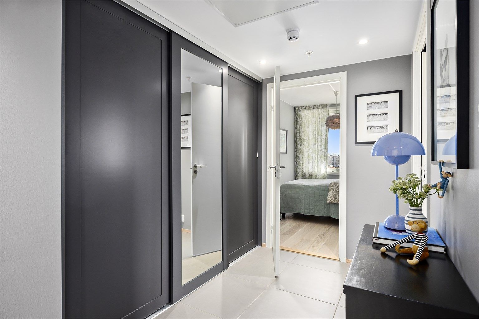 Hall med stor skyvedørsgarderobe og vannbåren gulvvarme