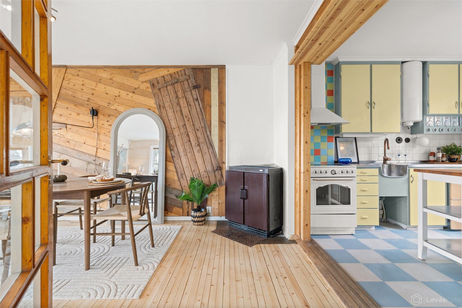 En sjarmerende bolig med en unik retrostil. Her bor du i rolige og landlige omgivelser med kort vei til både skog og fjord, samtidig som sentrum er lett tilgjengelig.