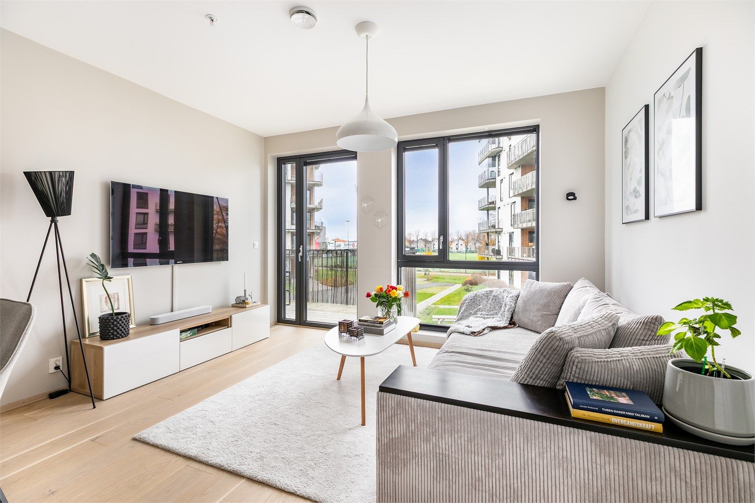 Store vinduer gir gode lysforhold i stuen, dagen gjennom.