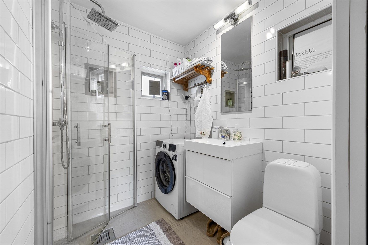 Badet er flislagt, har varmekabler og opplegg for vaskemaskin.