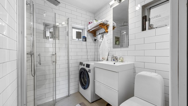 Badet er flislagt, har varmekabler og opplegg for vaskemaskin.