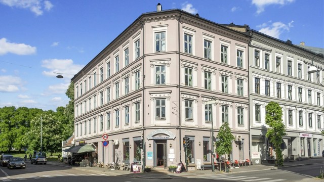 Fasade. Grønlandsleiret har en sentral beliggenhet i et av Oslos mest kulturrike områder, med Klosterenga park som nærmeste nabo.