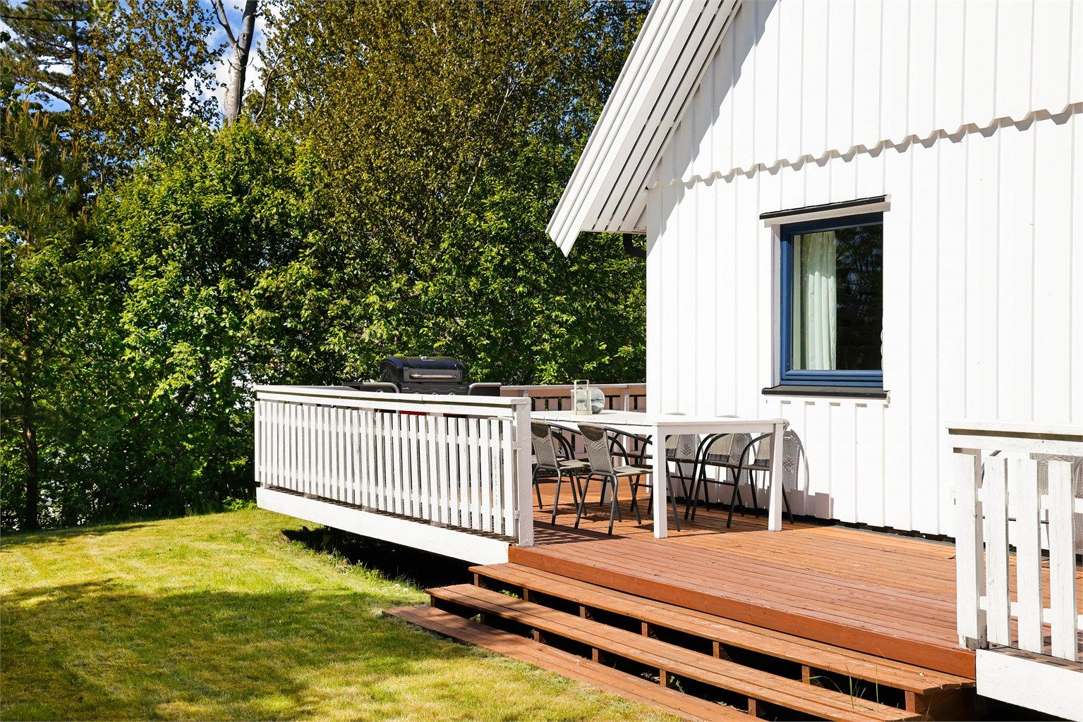 Hagen er solfylt dagen gjennom sommerstid og har god plass til blant annet trampoline og drivhus.