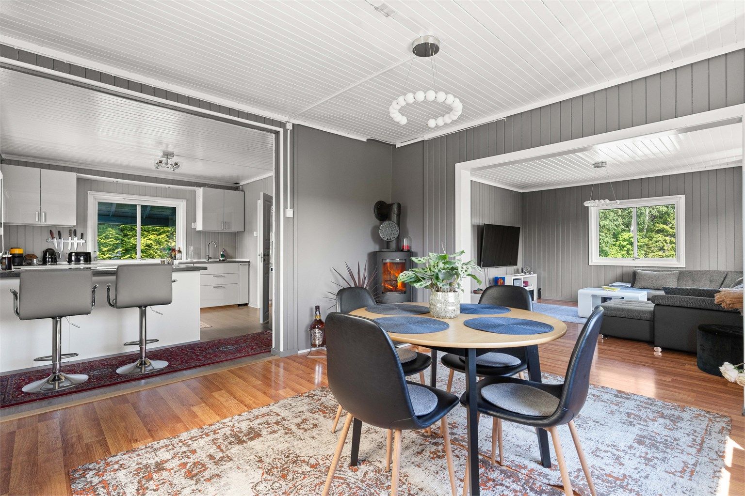 I tilknytning til spisestuen skaper peisovnen både varme og hygge.