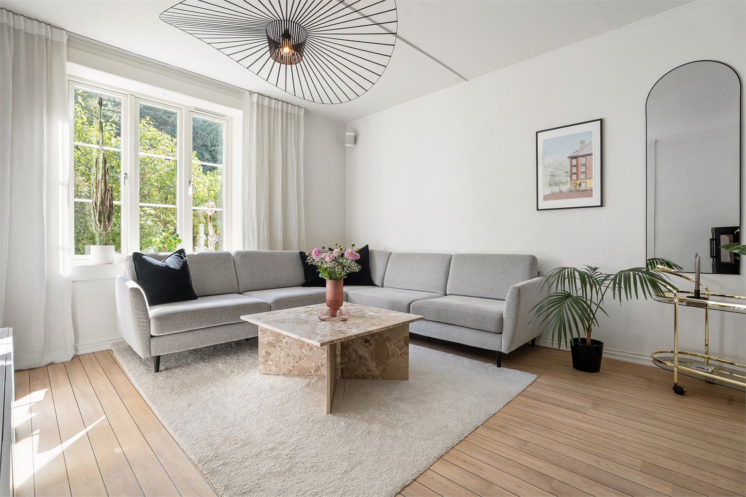 Leiligheten har en stor og luftig stue med gode møbleringsmuligheter og en takhøyde på 2.63m. 