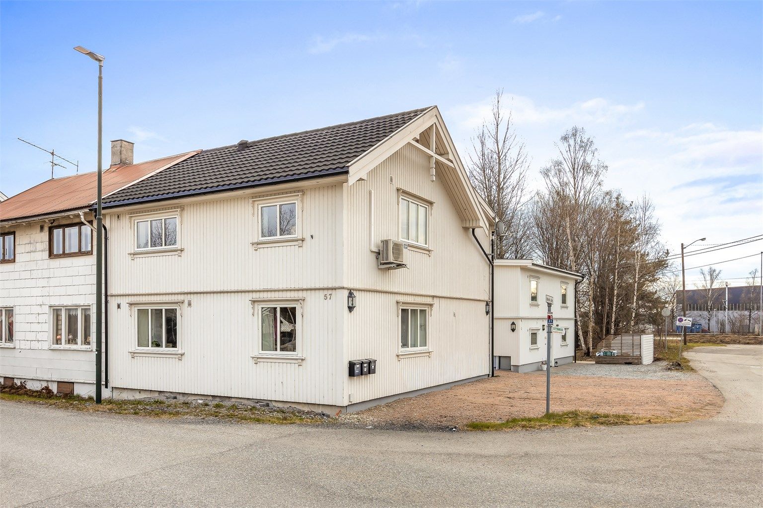 Eiendommen har en sentral og pendlervennlig beliggenhet på Lierstranda. 
Foto: Stine Jørgens Prøitz