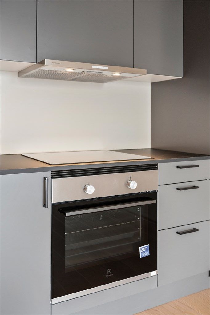 Videre er kjøkkenet utstyrt med integrert koketopp, stekeovn, oppvaskmaskin og kjøleskap med frysedel.