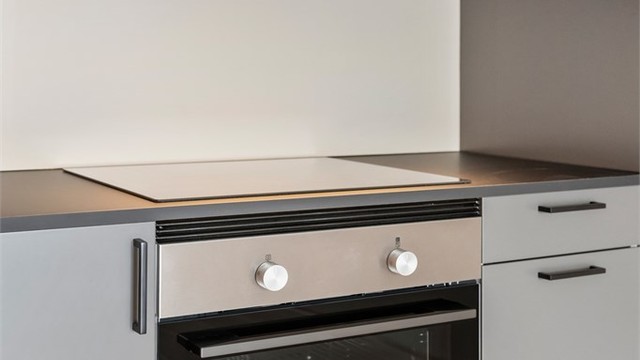 Videre er kjøkkenet utstyrt med integrert koketopp, stekeovn, oppvaskmaskin og kjøleskap med frysedel.