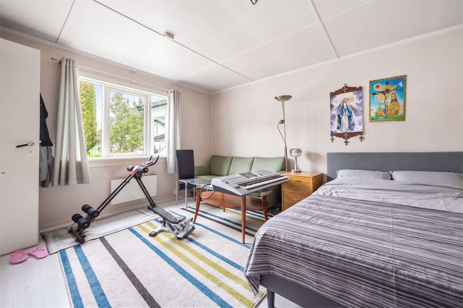 Stuen er et naturlig oppholdsrom med plass til sofagruppe og øvrig nødvendig møblering. 