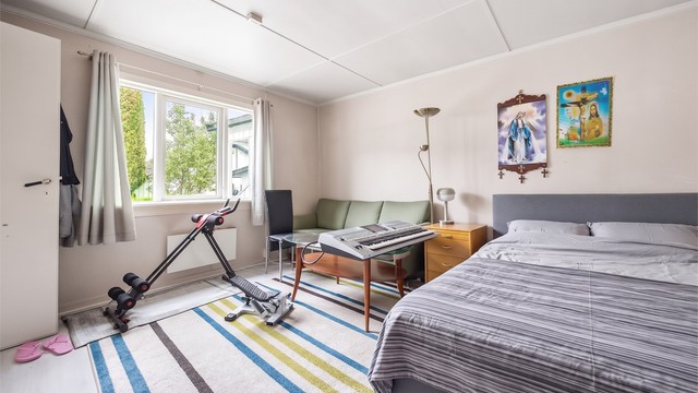 Stuen er et naturlig oppholdsrom med plass til sofagruppe og øvrig nødvendig møblering.