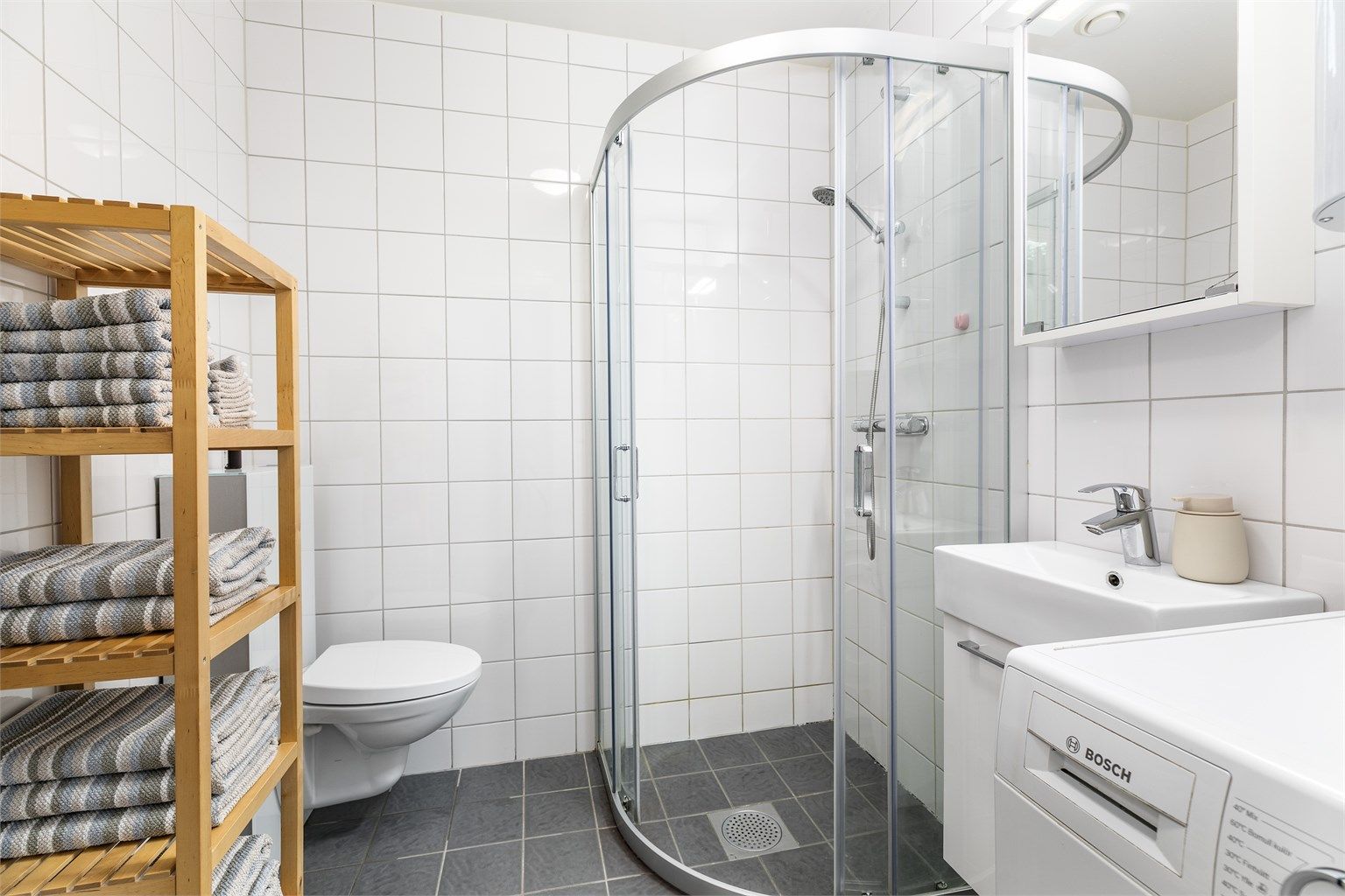 Badets gulv og vegger er flislagt. I gulvet er det varme.