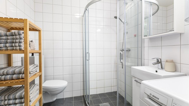 Badets gulv og vegger er flislagt. I gulvet er det varme.