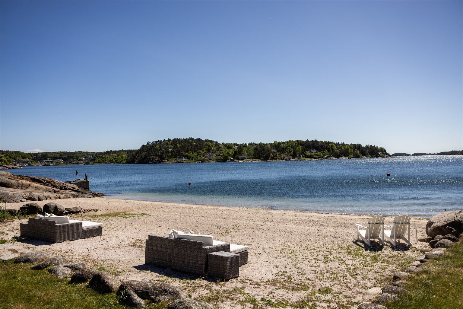 Den private strandlinjen gir en unik frihetsfølelse.