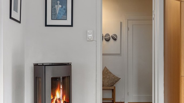 Den rentbrennende vedovnen fra 2010 tilfører både lun varme og en hyggelig atmosfære på kjølige dager