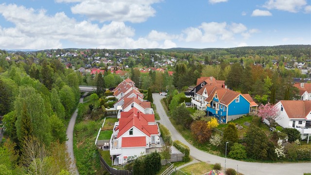 Sentral beliggenhet med kort kjøretur til Kolbotn (8 min), Vinterbro (8 min) og Ski (10 min), Oslo (25 min) og Gardermoen (50 min)