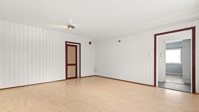 Stue i leilighet i sokkeletg. NB! Leilighet er ikke byggemeldt og godkjent og er da ikke godkjent til sitt bruk og varig opphold, dog er lokalet godkjent til kontorlokaler.