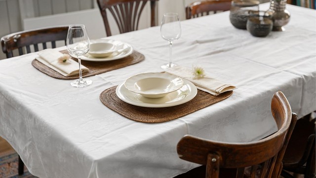 Spisestuen er et naturlig samlingspunkt for familie og venner.