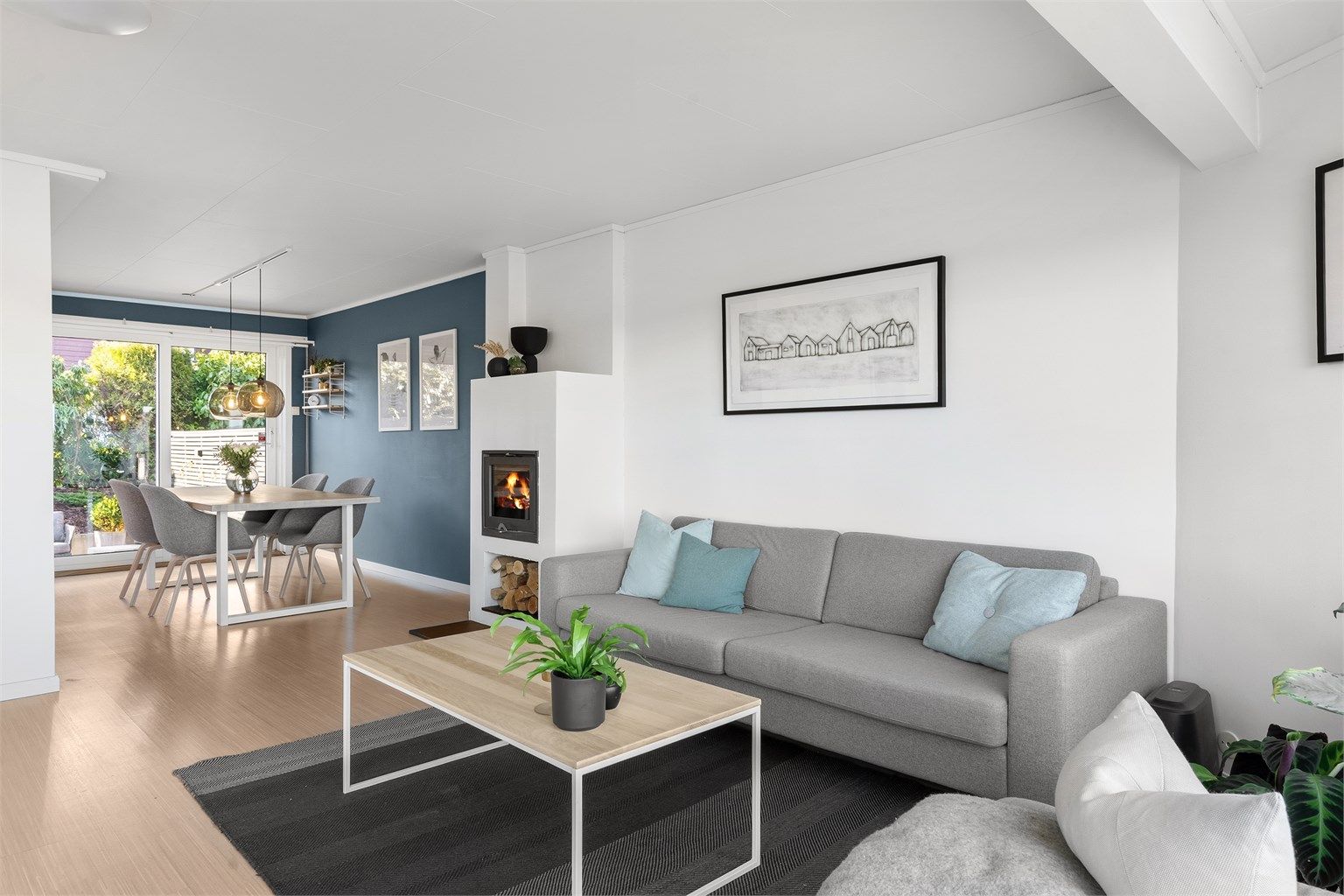 Direkte utgang fra stue og kjøkken til sør-vestvendt terrasse. 