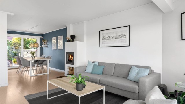 Direkte utgang fra stue og kjøkken til sør-vestvendt terrasse.