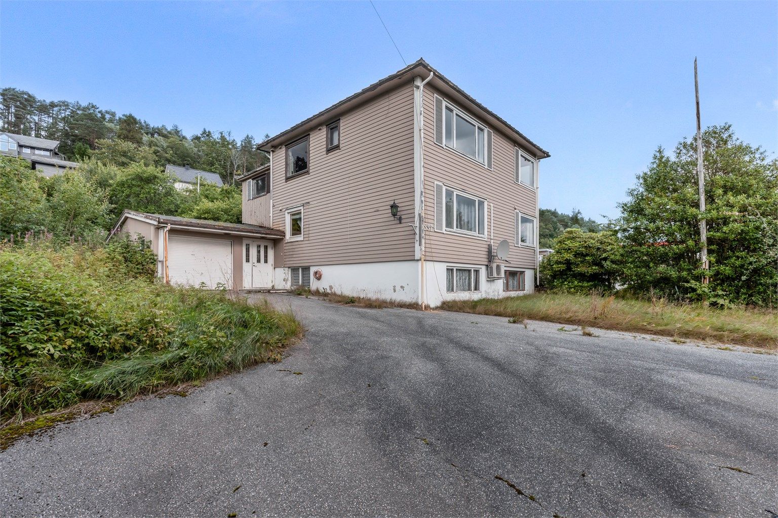 På eiendommen står i dag et eldre og forfalt hus og tomten kan være interessant for mulig fremtidig boligutvikling.