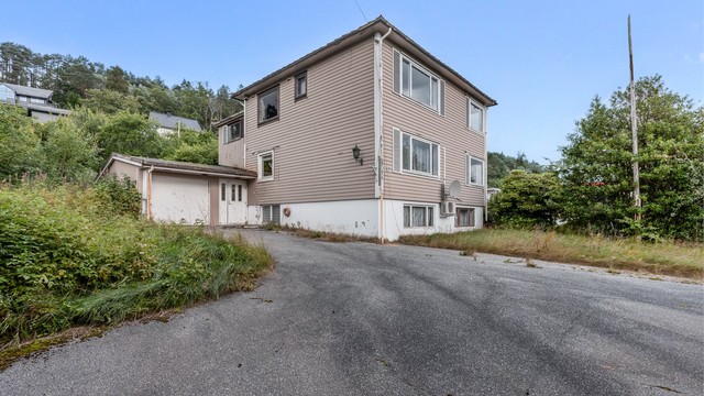 På eiendommen står i dag et eldre og forfalt hus og tomten kan være interessant for mulig fremtidig boligutvikling.