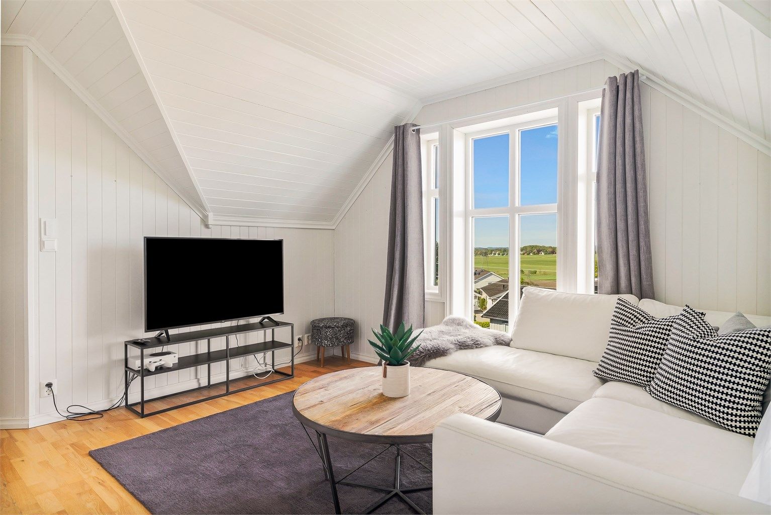 Loftstuen i andre etasje er et lunt og tilbaketrukket oppholdsrom med fin utsikt. Perfekt for barnefamilien.