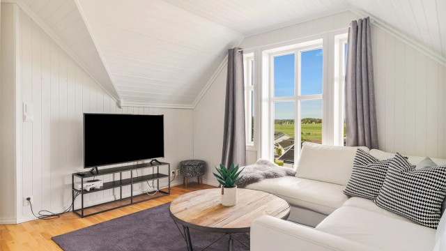 Loftstuen i andre etasje er et lunt og tilbaketrukket oppholdsrom med fin utsikt. Perfekt for barnefamilien.