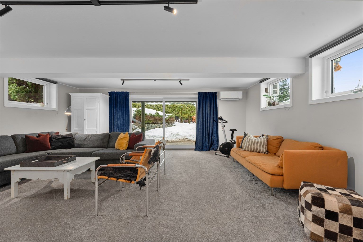 Utgang til terrasse og hage via skyvedør