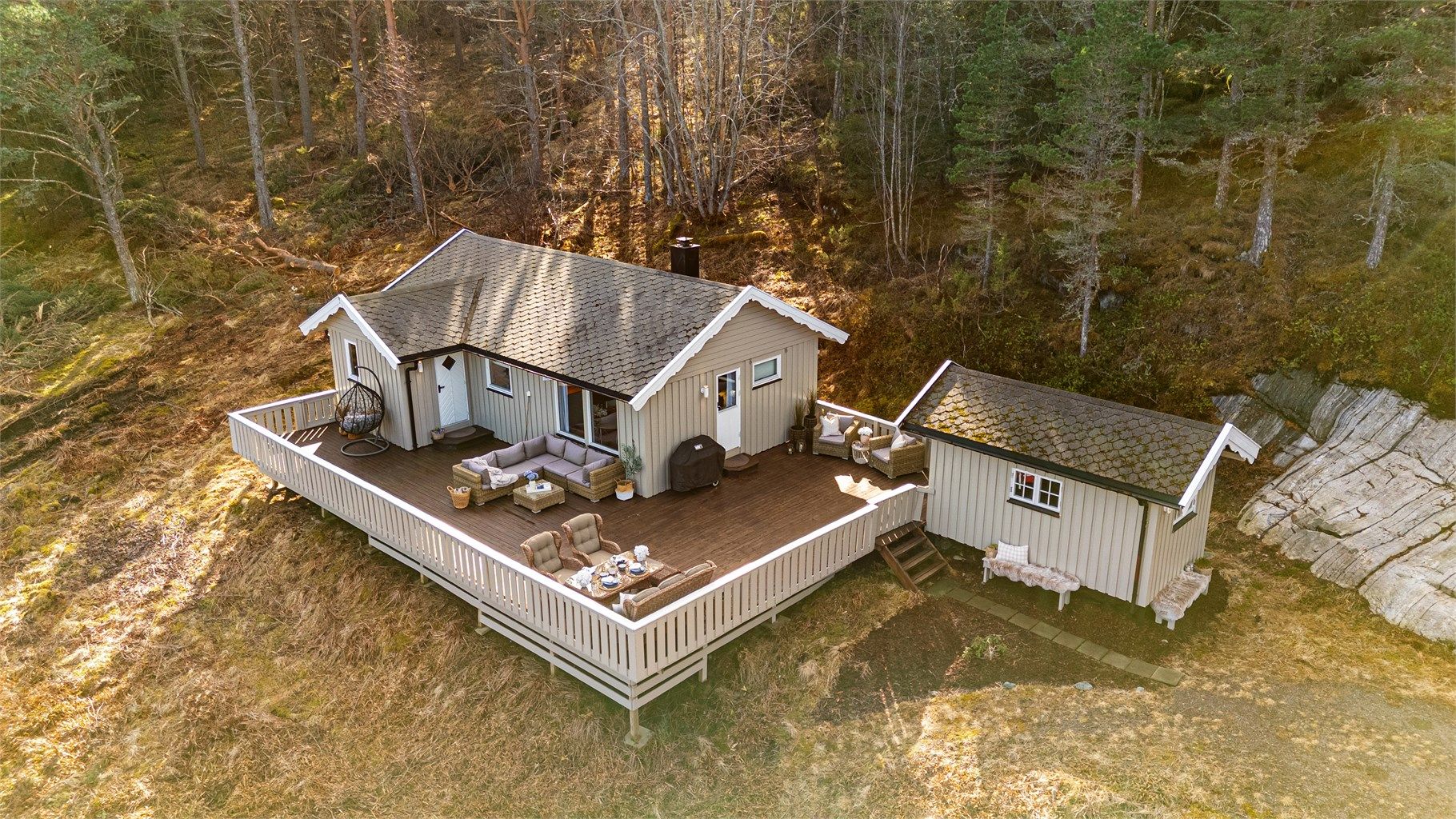 Det er oppført en praktisk utvendig bod i tilknytning til terrassen med gode lagringsmuligheter.