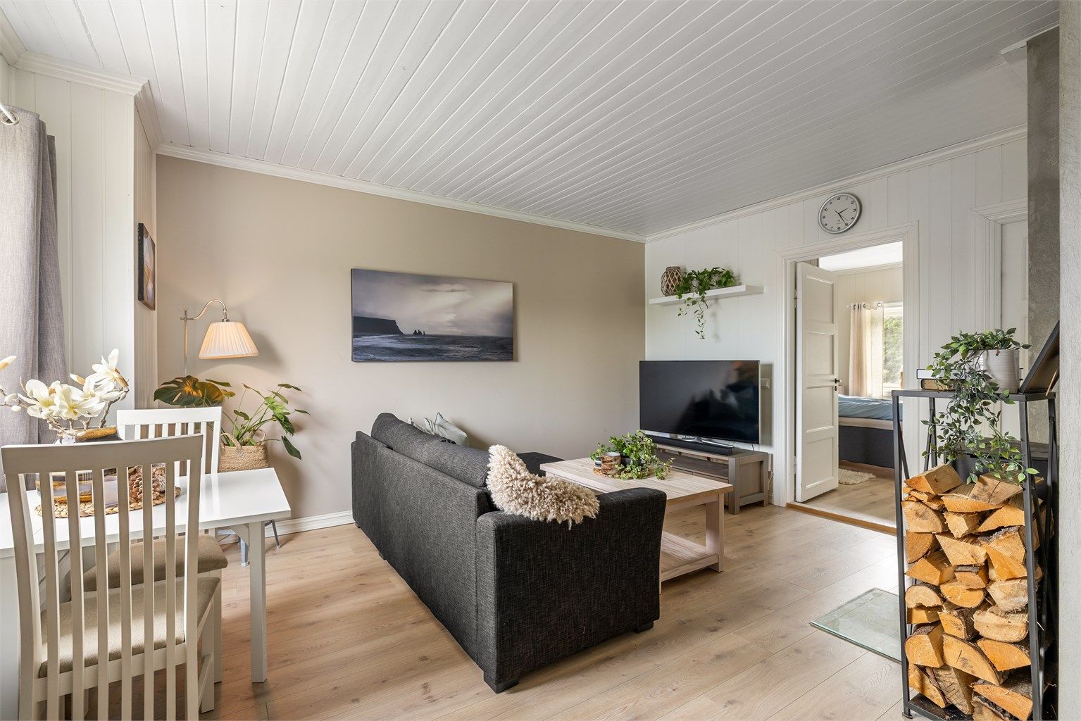 Nytt laminat ble rundt 2014/2015 lagt i alle rom utenom badet, øvrige overflater ble fornyet eller skiftet ut.