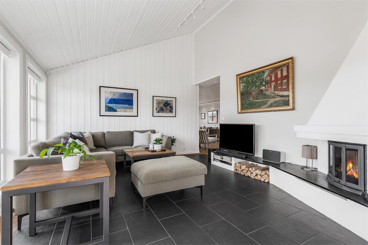 Koselig vinterhage med flislagt gulv og en fin peis for ekstra varme og hygge.