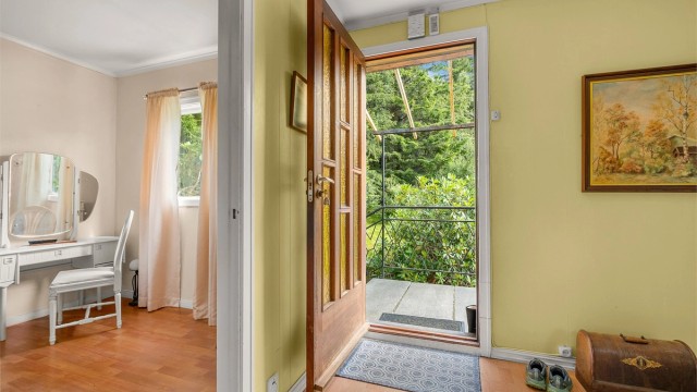 Entré med adkomst videre inn i boligen og plass til yttertøy og sko.