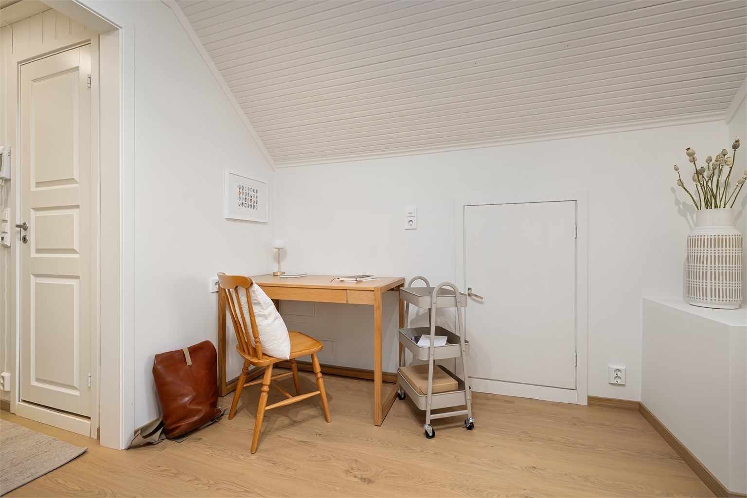 Her var det tidligere var ett hybelkjøkken og røropplegget er fremdeles i veggen.  Tilgang til kneloft med oppbevaringsmuligheter. Varmtvannsbereder er plassert bak denne kneveggen