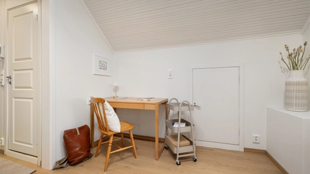 Her var det tidligere var ett hybelkjøkken og røropplegget er fremdeles i veggen. Tilgang til kneloft med oppbevaringsmuligheter. Varmtvannsbereder er plassert bak denne kneveggen