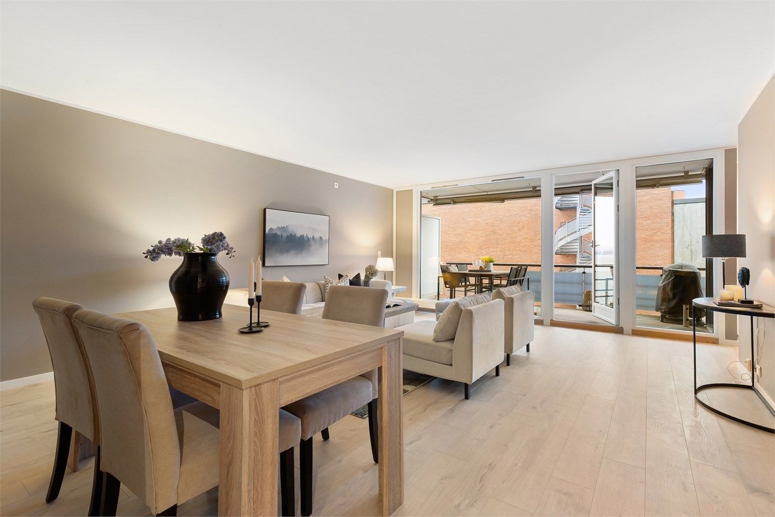 Den åpne løsningen mellom stue og spisestue skaper en sosial og innbydende sone.