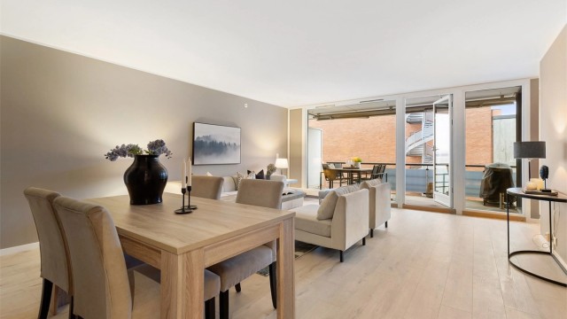 Den åpne løsningen mellom stue og spisestue skaper en sosial og innbydende sone.