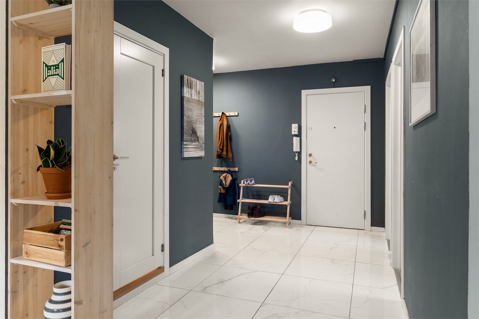 Leiligheten har en praktisk beliggenhet i en høy 1. etasje med trappefri adkomst. 